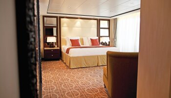 1548635817.3677_c164_celebrity cruises celebrity silhouette ppenthouse suite bedroom .jpg